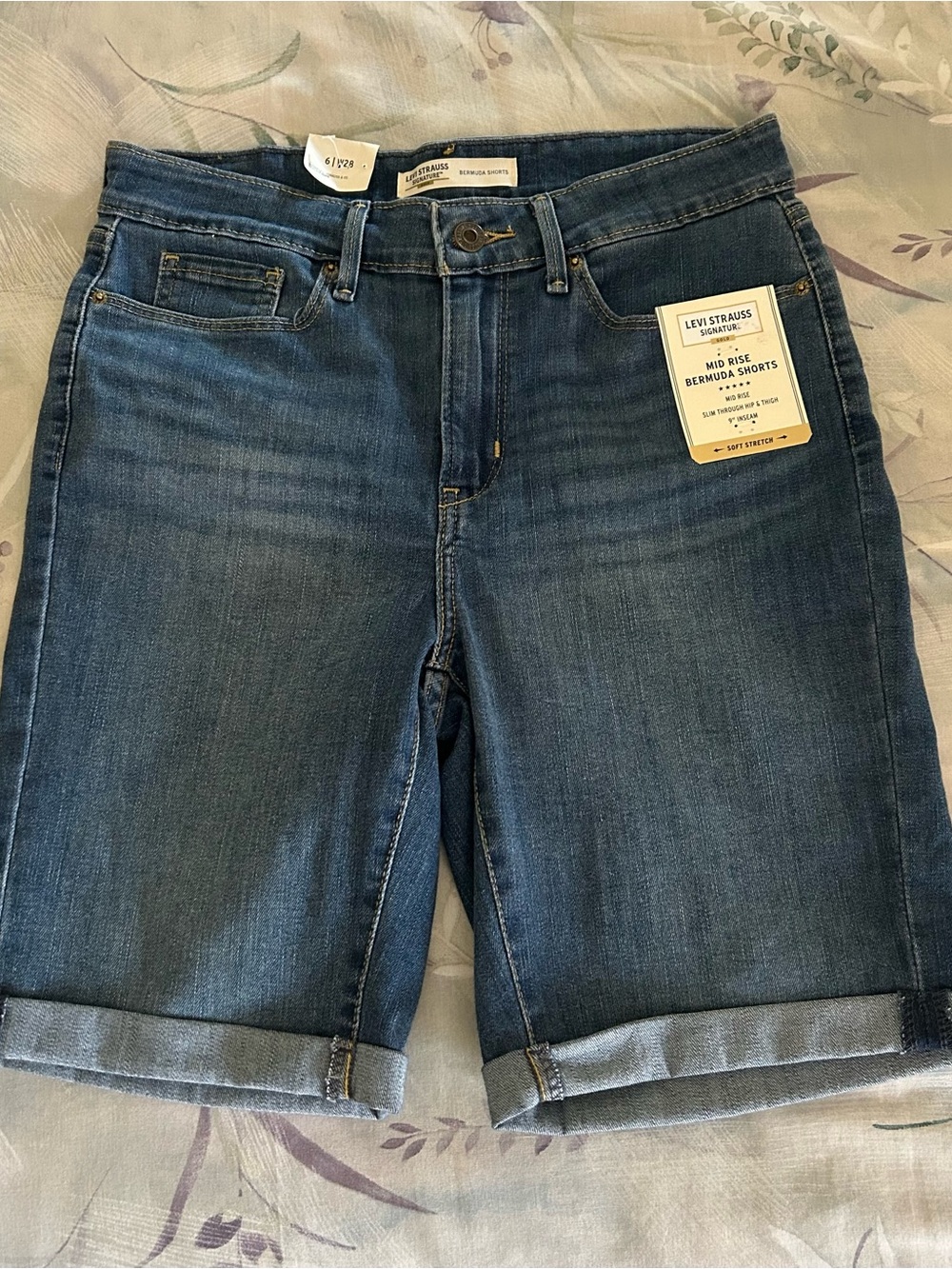 Levi's Mid Rise Bermuda Shorts in Dark Blue Denim women's size 6